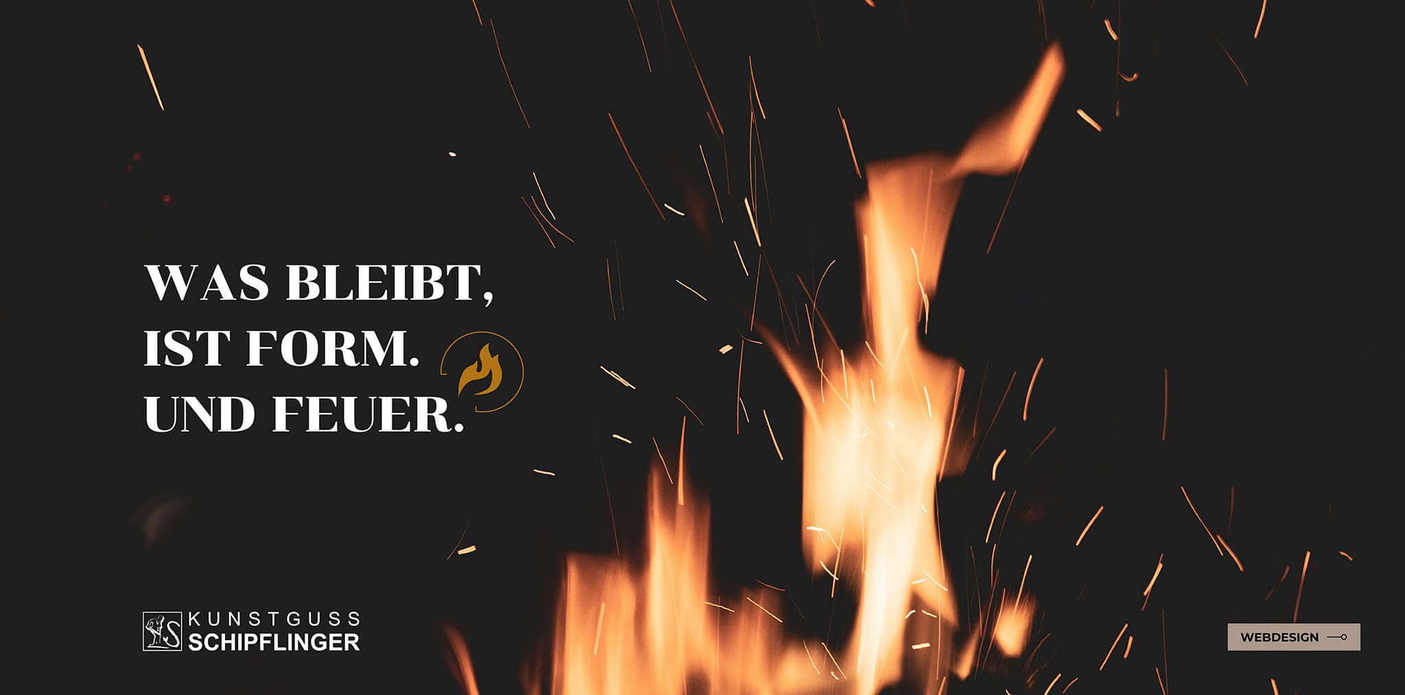 Helles Feuer mit Funkenflug auf schwarzem Grund.