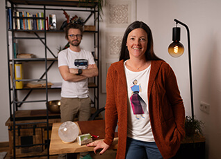 Lächelnde Frau und Mann in einem Raum.