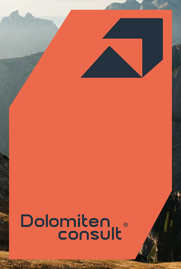 Orangene Fläche mit blauem Logo und Text vor Bergen.