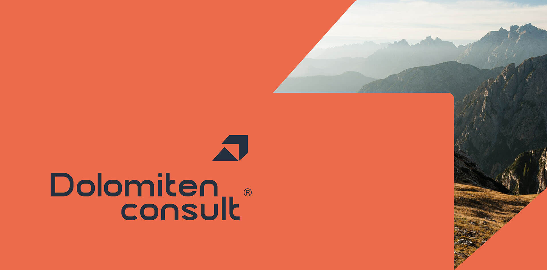 Orange Hintergrund mit "Dolomiten consult" Logo und Bergen.