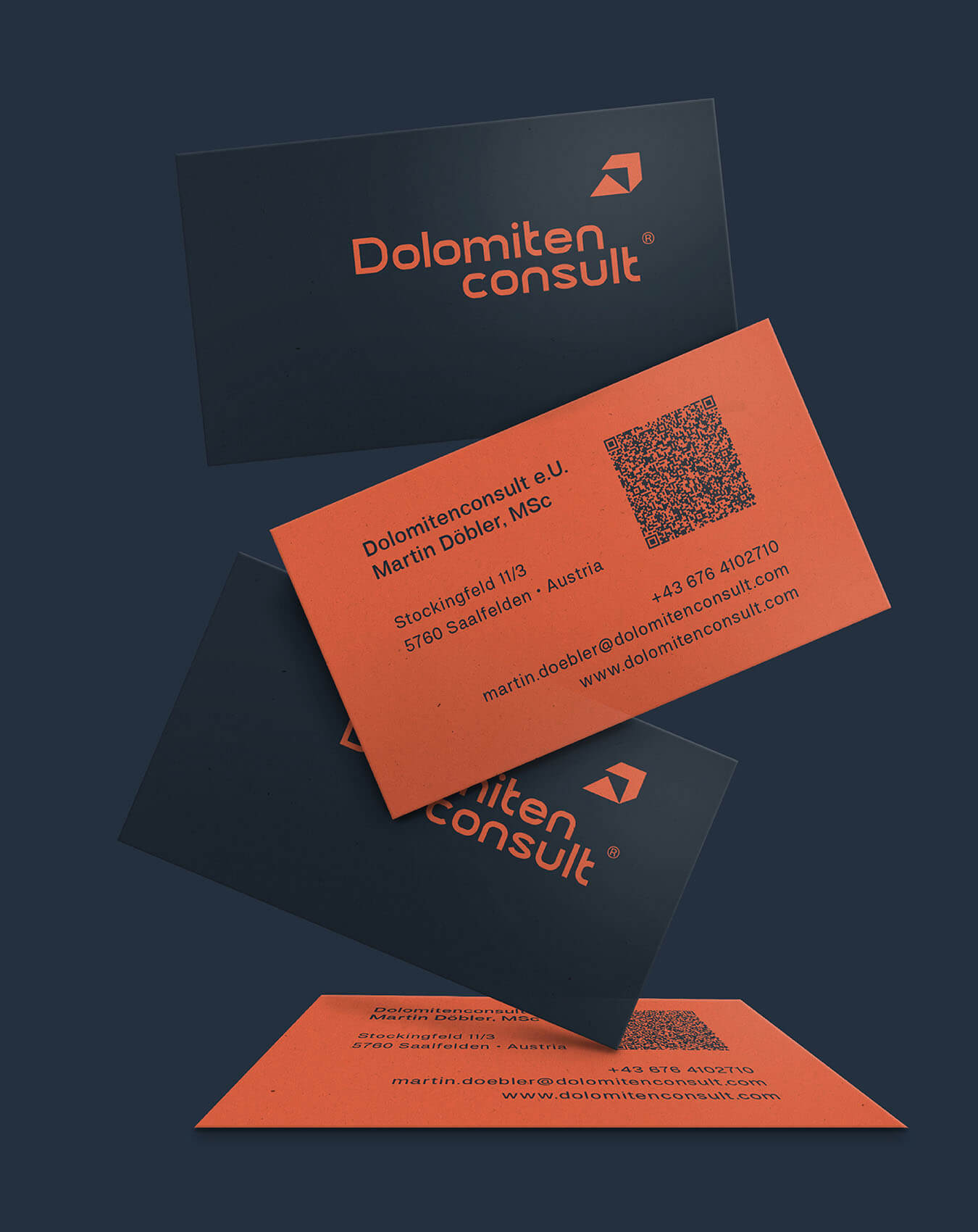 Zwei orange und zwei graue Visitenkarten.