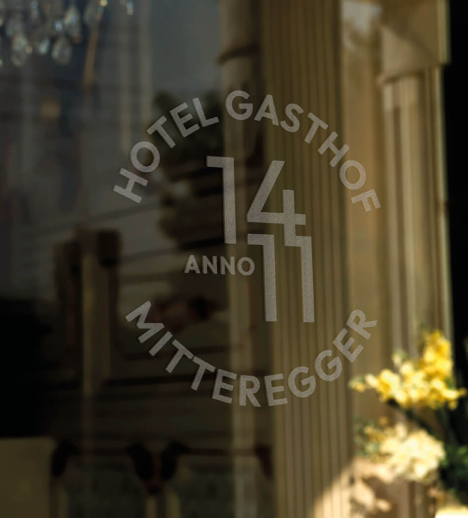Logo auf Glas: Hotel Gasthof 14 Anno 77 Mitteregger.