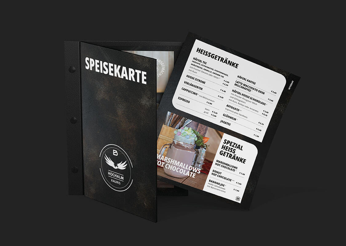 Offene Speisekarte mit Heißgetränken und Logo.