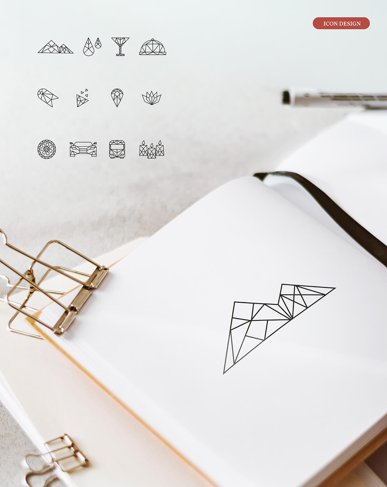 Geometrische Icons auf Notizbuch und Papier.